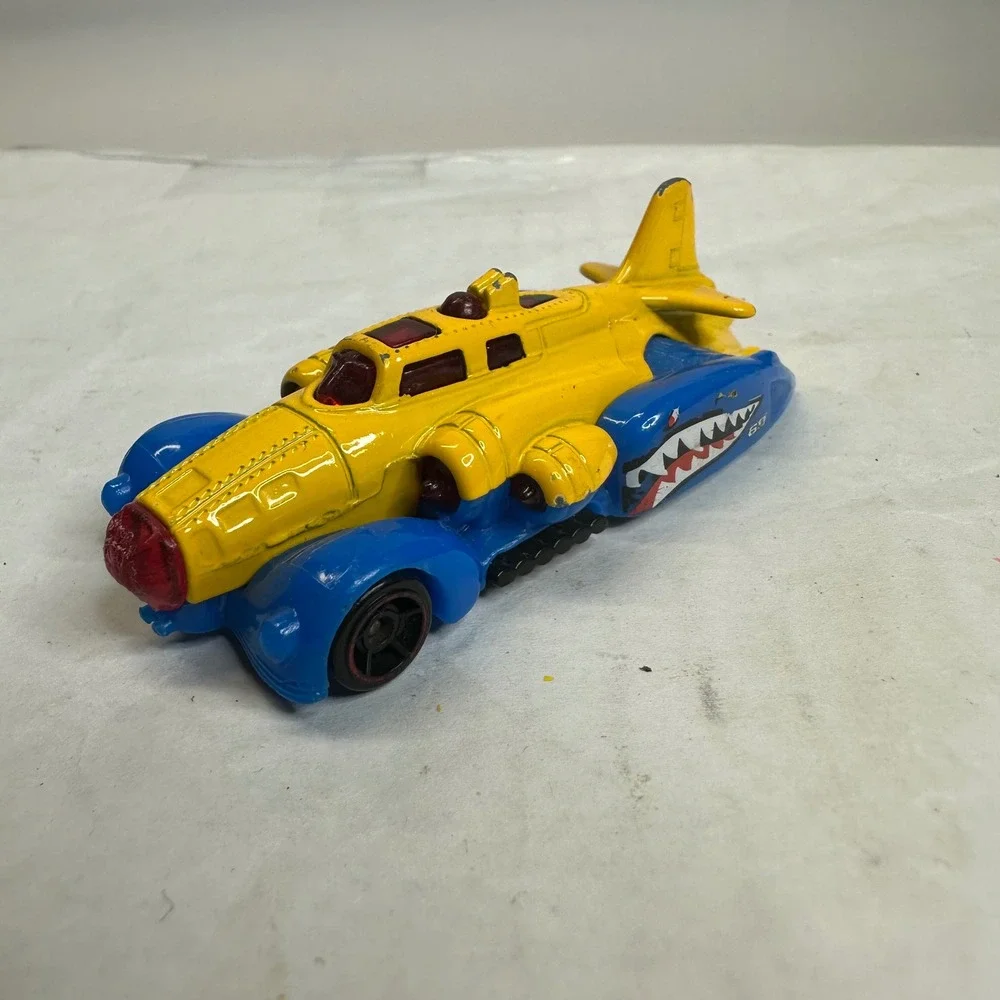 Hot Wheels Fast Fortress 2014‎ Yellow Blue Shark Mouth Diecast Fantasy Car
